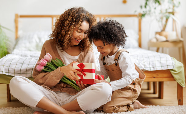 母子读贺卡图片下载