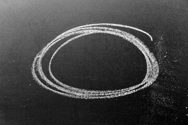 白色粉笔手画圆圈形状在黑色板背景图片下载