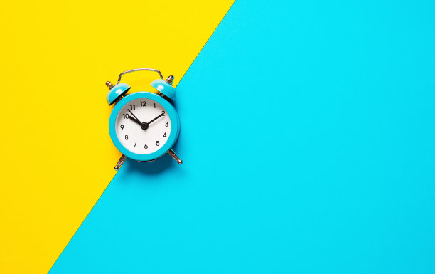 钟上有两种色调黄色和浅蓝色图片下载