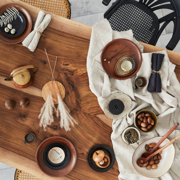 时尚的室内设计，胡桃木餐桌，复古的椅子，餐具，盘子，桌布，茶壶，食品，装饰和优雅的配件。水泥地面。模板。前视图。图片下载