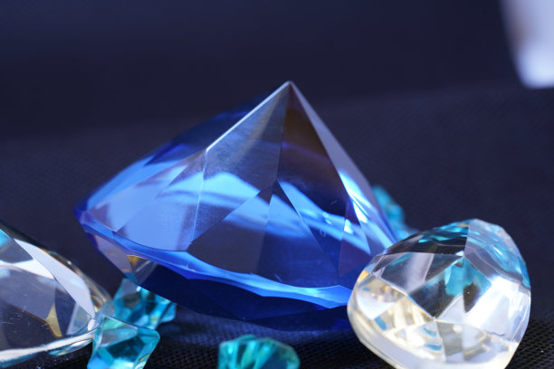 由假金银和人造宝石制成的珠宝，在摄影棚里拍摄图片下载