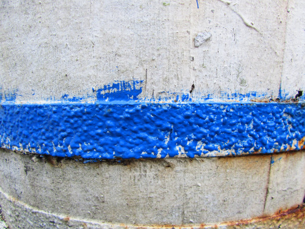 蓝色和白色油漆桶特写。纹理背景图片下载