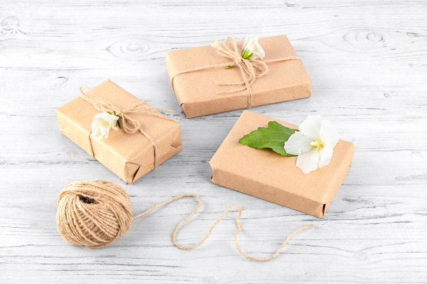 用牛皮纸包着鲜花的礼物。图片下载