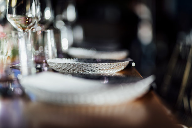 高端活动的奢华餐桌布置，尽显现代风格图片下载