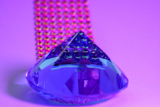 由假金银和人造宝石制成的珠宝，在摄影棚里拍摄图片下载