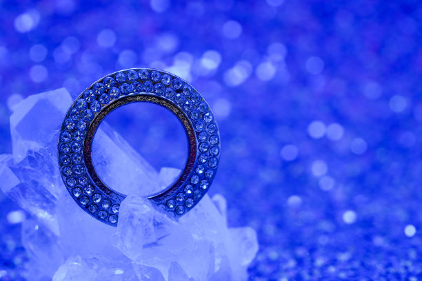 由假金银和人造宝石制成的珠宝，在摄影棚里拍摄图片下载