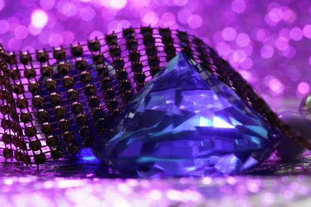 由假金银和人造宝石制成的珠宝，在摄影棚里拍摄图片下载