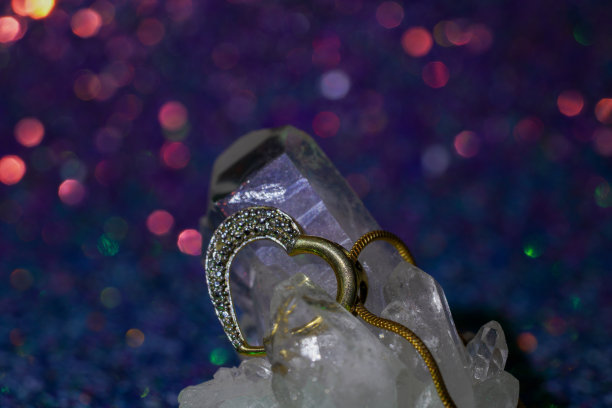 由假金银和人造宝石制成的珠宝，在摄影棚里拍摄图片下载