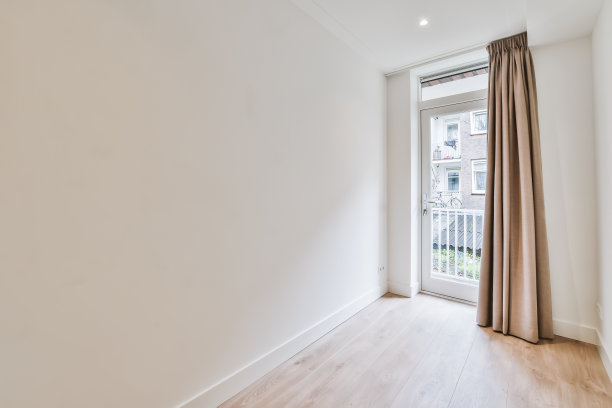 房间内部豪华，有一扇通往阳台的门图片下载