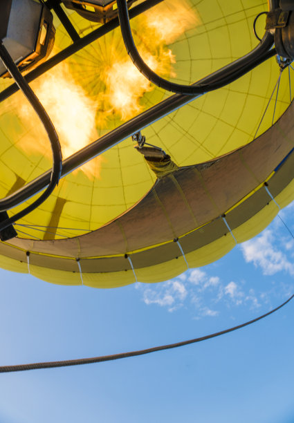 热气球在充气。热气球火焰火焰。煤气燃烧器喷出的热空气充满了气球的圆顶。图片下载