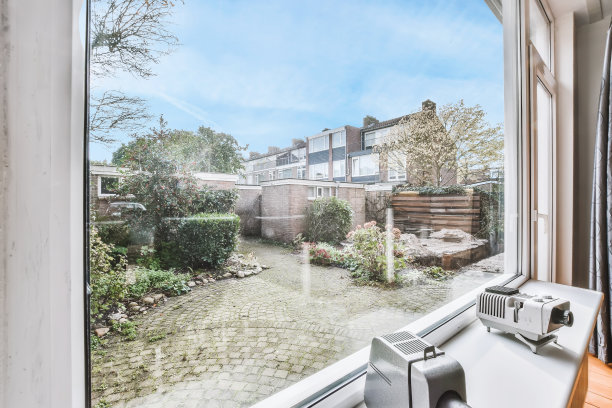 从窗户到院子的壮丽景色图片下载