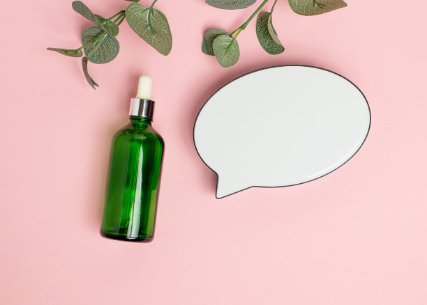 用于面部护理的化妆品。一瓶用吸液管装满精油、精华液、精华液的护肤品。为文本留出空间的灯箱图片下载