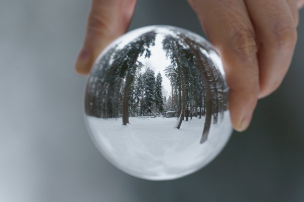 俄罗斯大自然在冬天的水晶球里面图片下载