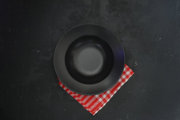 空的黑色石板板在黑色的石头桌子上。菜单，食谱的食物背景。表设置。Flatlay顶视图。餐厅菜肴的模型图片下载