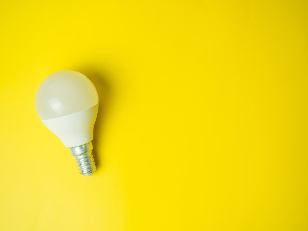 黄色背景的LED灯泡。节能环保灯泡。图片下载
