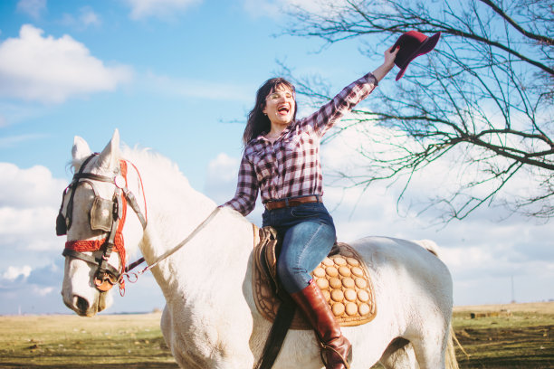 享受骑马的乐趣图片下载