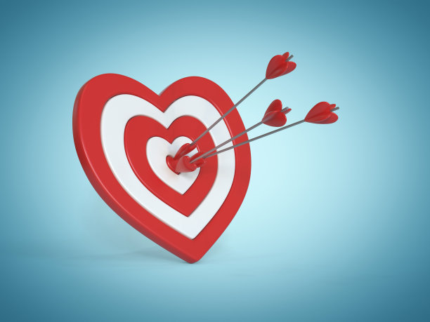 心脏形状的目标与箭头在中心孤立在白色背景3d渲染图片下载