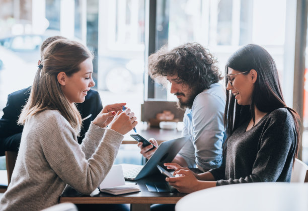 年轻有魅力的人图片下载