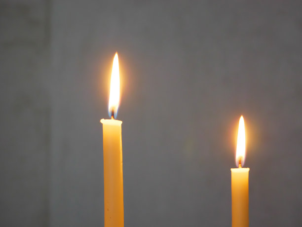 教堂里点燃的蜡烛的特写图片下载