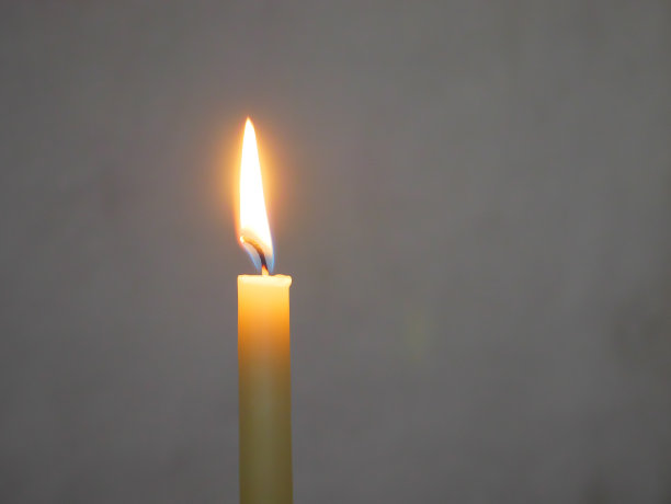 教堂里点燃的蜡烛的特写图片下载