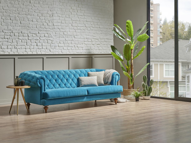 房间里有蓝色的绗缝沙发，白砖和棕色经典网格墙背景，植物，中间的桌子，灯家居装饰的室内风格。图片下载