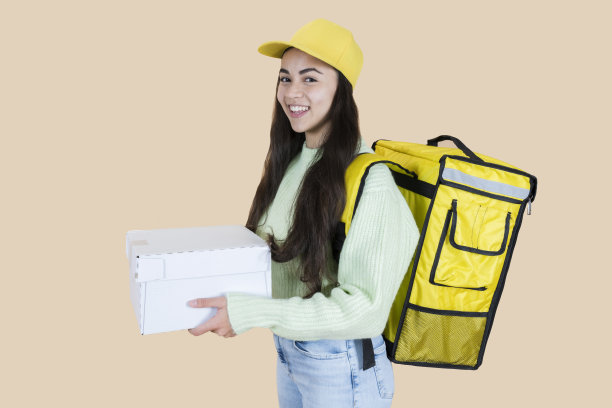 背着背包送货的西班牙裔女快递员图片下载