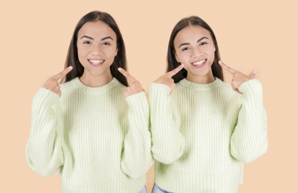 微笑的双胞胎姐妹，牙医的微笑图片下载