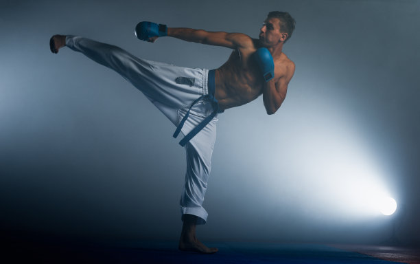 穿着和服的男子练习空手道动作图片下载