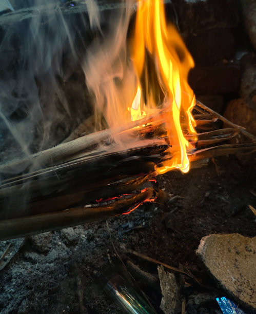 干燥的椰子叶在火中燃烧的抽象照片图片下载