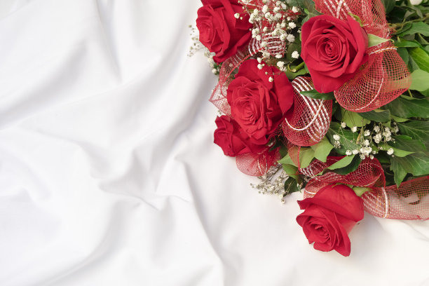 白色床单上美丽的花束的俯视图。浪漫惊喜的背景图片下载
