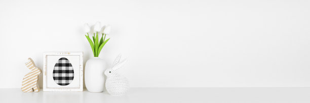 乡村风格的复活节装饰和春天的花在白色的架子上，墙上的白色横幅图片下载