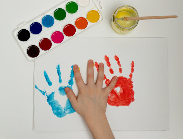 特写的手，彩色的掌纹在白纸上，创造性的创意概念，精细的运动技能，耐心和毅力图片下载