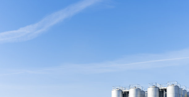 部分钢铁坦克银色的背景蓝色的天空。空间的文本。酒厂或石油概念。图片下载