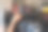 女性手在商店里挑选牛仔裤的衣架，货架上的女性服装，精品店里挑选的裤子。图片下载