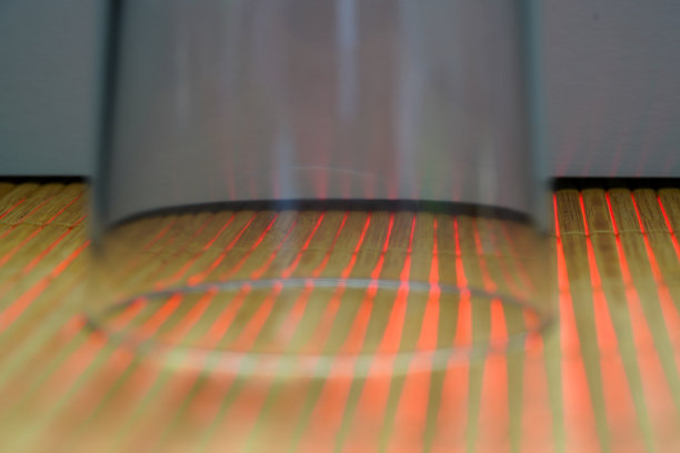 由水晶状材料制成的玻璃，在摄影棚里用彩色背景拍摄图片下载