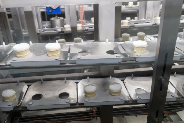 生产线用于生产冰淇淋。装在华夫饼杯里的现成冰淇淋沿着传送带运送。图片下载