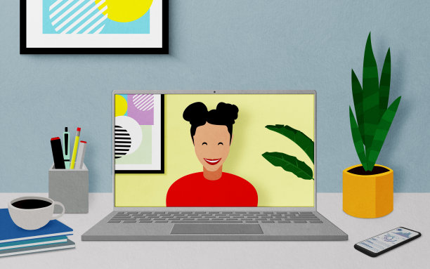 女孩在笔记本电脑屏幕上微笑图片下载