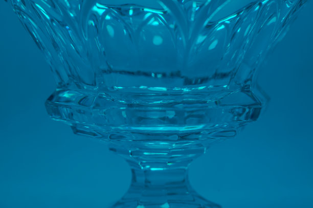 由水晶状材料制成的玻璃，在摄影棚里用彩色背景拍摄图片下载