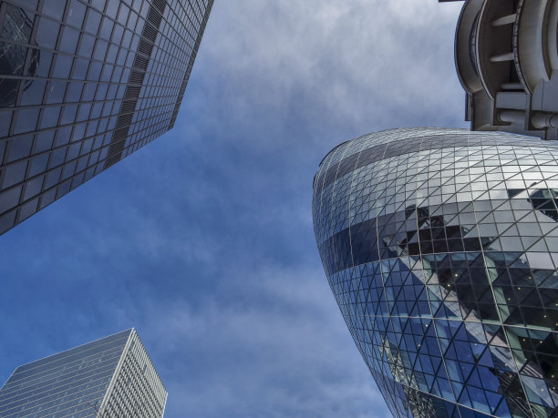 伦敦城的现代摩天大楼的低角度视图。图片下载