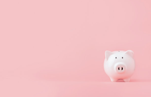 存钱和投资理念。储蓄罐粉色背景与复制空间图片下载