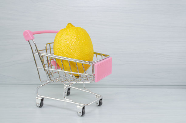 购物车里的柠檬。不断上涨的食品价格。照片与一个空的地方的题词。图片下载
