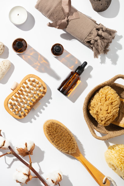 天然有机护肤产品在白色背景下，平铺图片下载