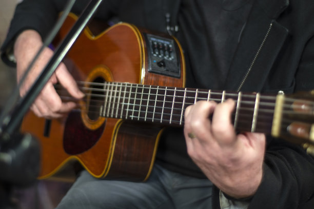 吉他手在café。图片下载