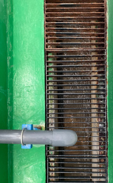 在绿色环氧树脂地板上的下水道俯视图照片图片下载