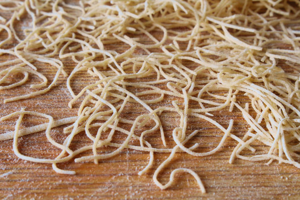 自制的干薄汤面。特写镜头。背景。纹理。图片下载