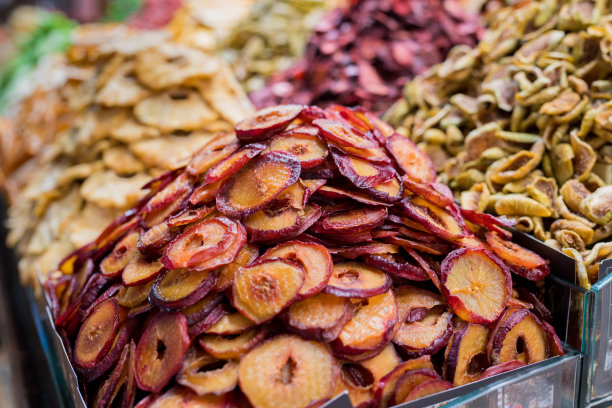 埃及集市上各种干果。在伊斯坦布尔的香料市场，你可以近距离看到各种干果，包括木瓜、番石榴、猕猴桃、菠萝、草莓、苹果、芒果图片下载