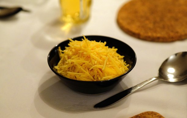 碗里的食物放在铺着白桌布的桌子上图片下载