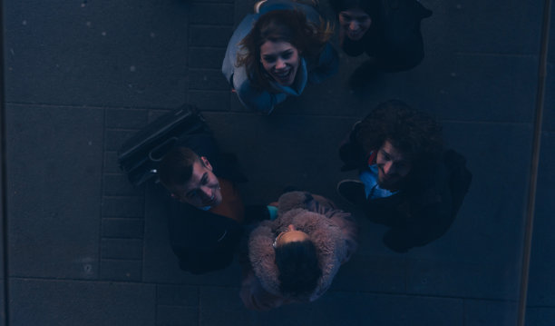 同事（朋友）团队鸟瞰视角，并肩交谈图片下载