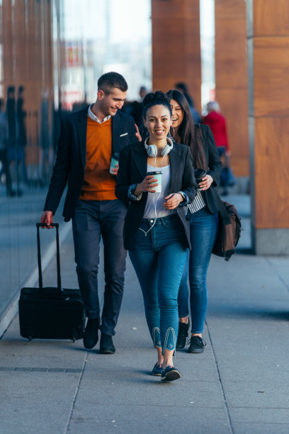 朋友们一起穿过现代建筑聊天图片下载