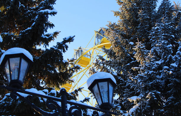 在冬天阳光明媚的天气里，带小木屋的摩天轮关闭了图片下载